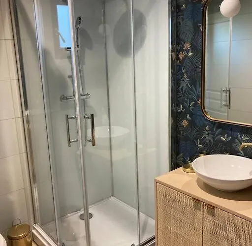 Chez Gaston, Les De Cazes