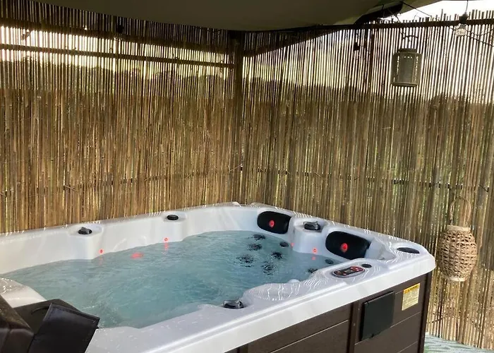 Chez Gaston, Les De Cazes Alpesi faház Sérignac